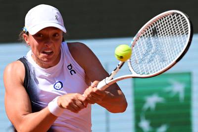 Title favourites Iga Swiatek and Elena Rybakina ease into French Open third round