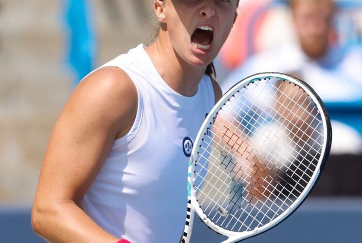 Iga Swiatek Fights back from 5-3 down in the first set against Marketa Vondrousova to reach the semis in Cincinnati 