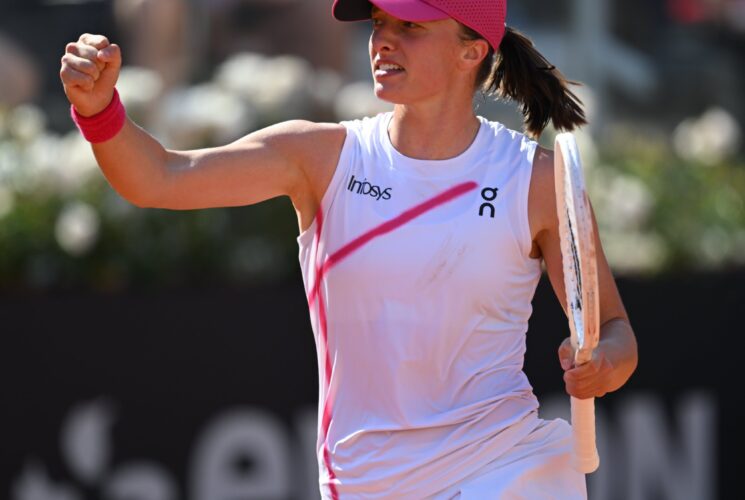 Swiatek moves past Kerber to reach round of 16 in Rome