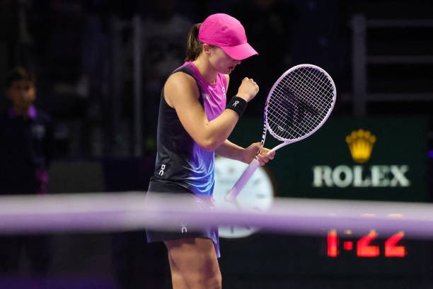 WTA Finals: Swiatek begins her title defence with a comeback victory