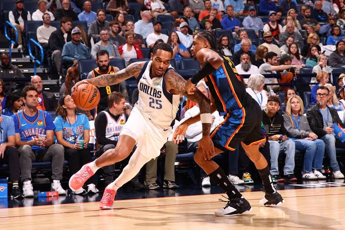 Western Conference Showdown: Mavericks Edge Thunder 121-119