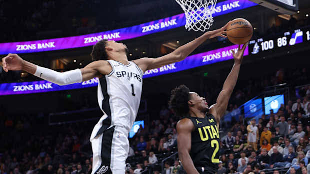 San Antonio Spurs Edge Over Utah Jazz 126-118