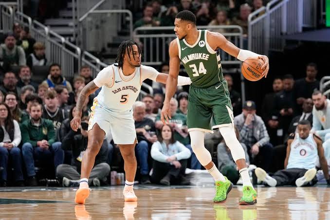 Giannis Powers Bucks past Spurs