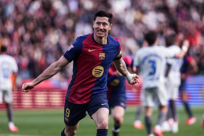 Lewandowski secures win for Barca, closes gap on Madrid