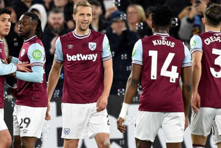 West Ham put more pressure on relgation Leicester at London Stadium