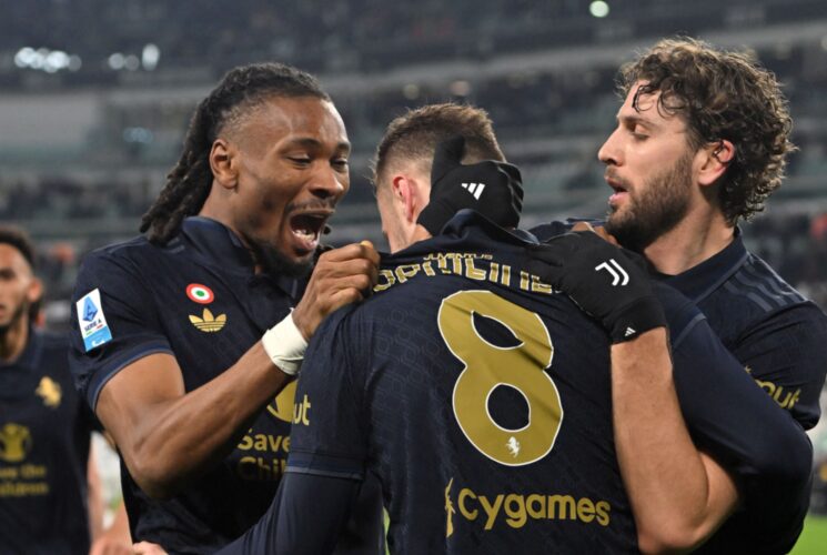 Juve defeats Verona to keep title race open