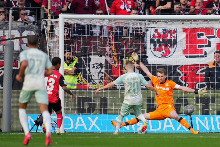 Defending champions falls to Bremen at home